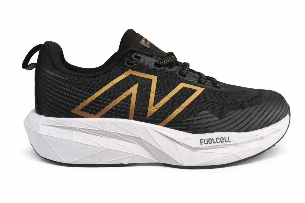New balance fuellcell negra dorado