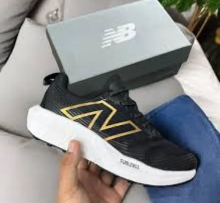 New balance fuellcell negra dorado