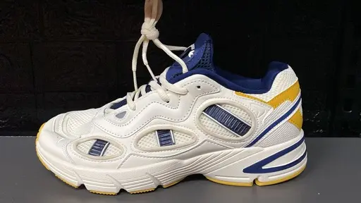 Adidas astir amarilla