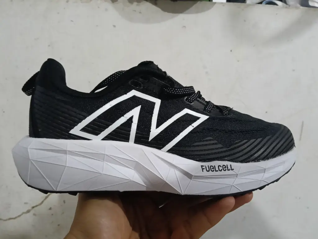 New balance fuellcell negra