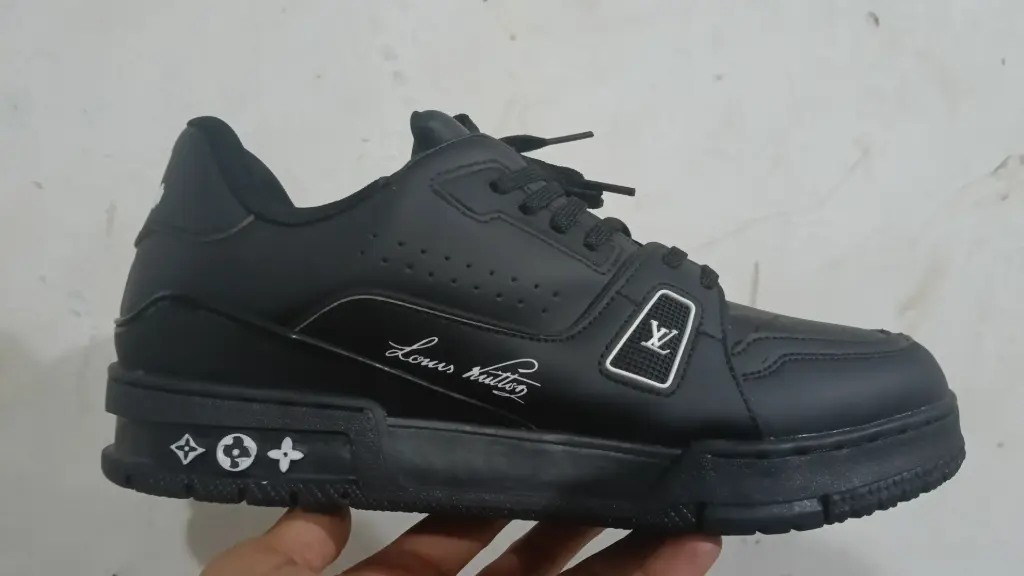 Louis vuitton trainer negra