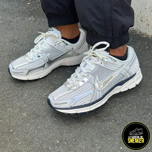 Nike  vomero plateado